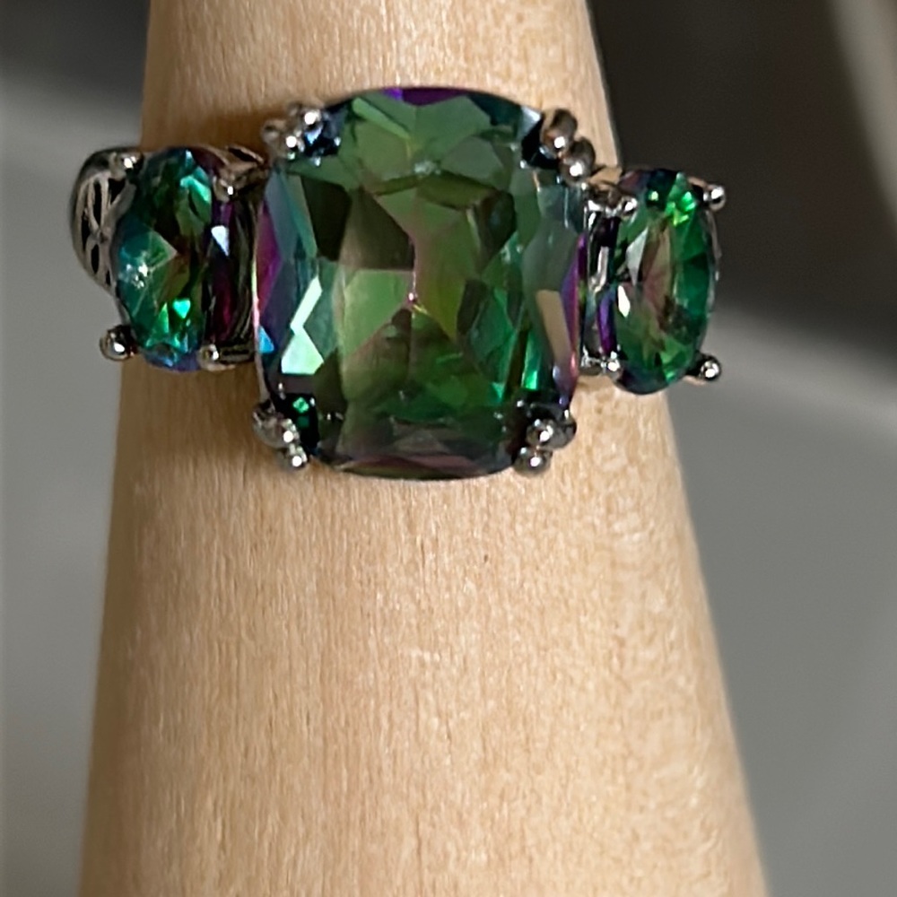 Gorgeous 3 crystal ring, new size 7, predominantly green with some multicoloring